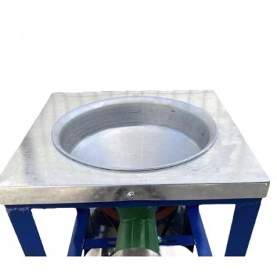 Месомелачка чугунена румънска №32 с електромотор и метална фуния + плот