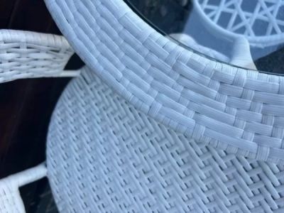 Градински ратанов комплект – 2 стола с маса и поставка – бял ратан